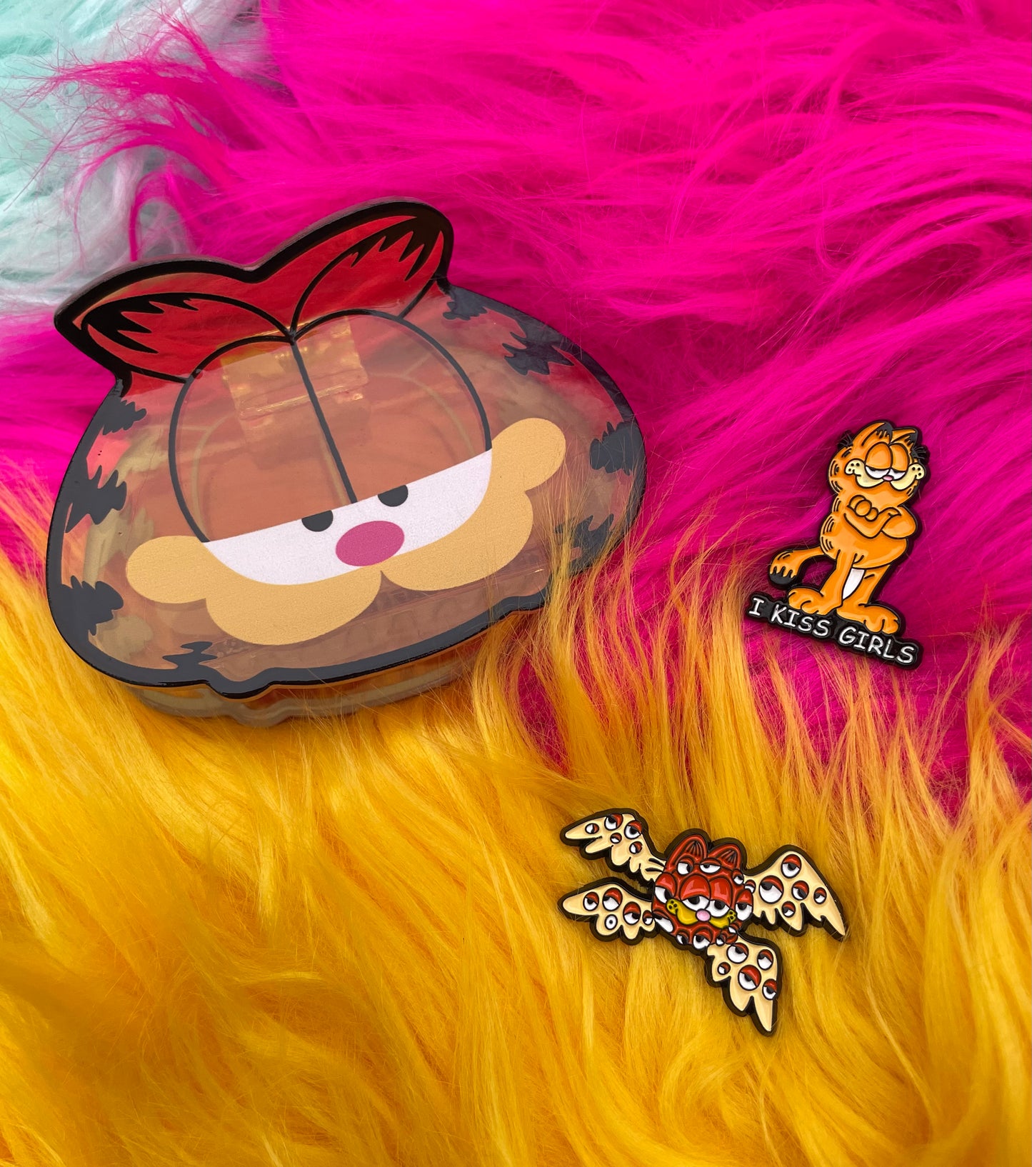 "I Kiss Girls" Gorfield Enamel Pin