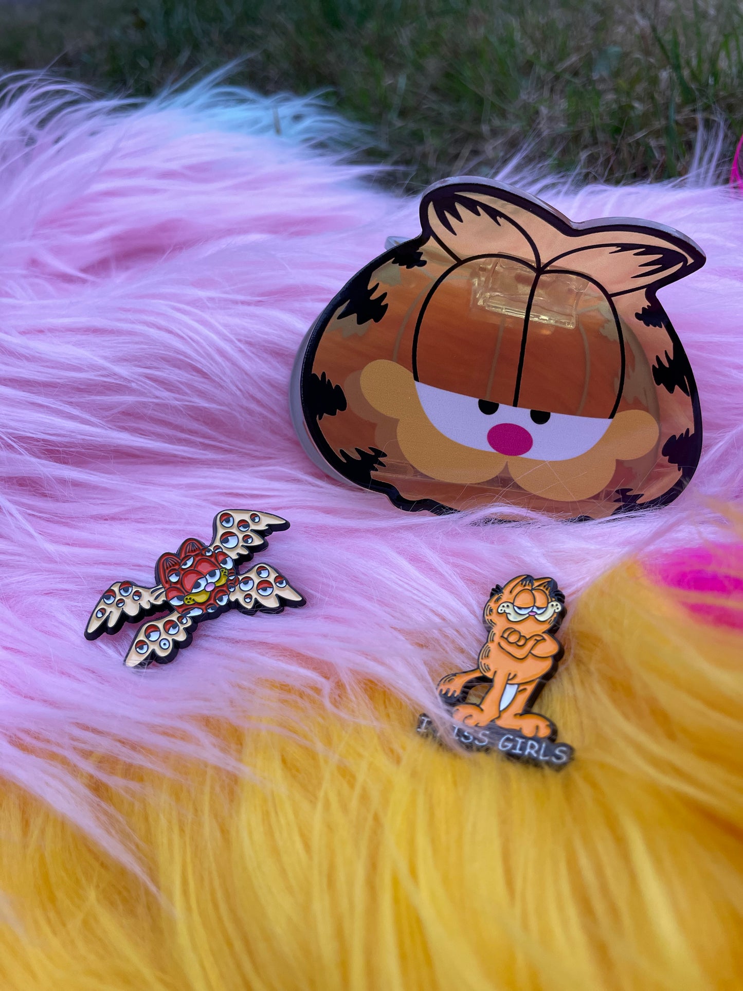 "I Kiss Girls" Gorfield Enamel Pin