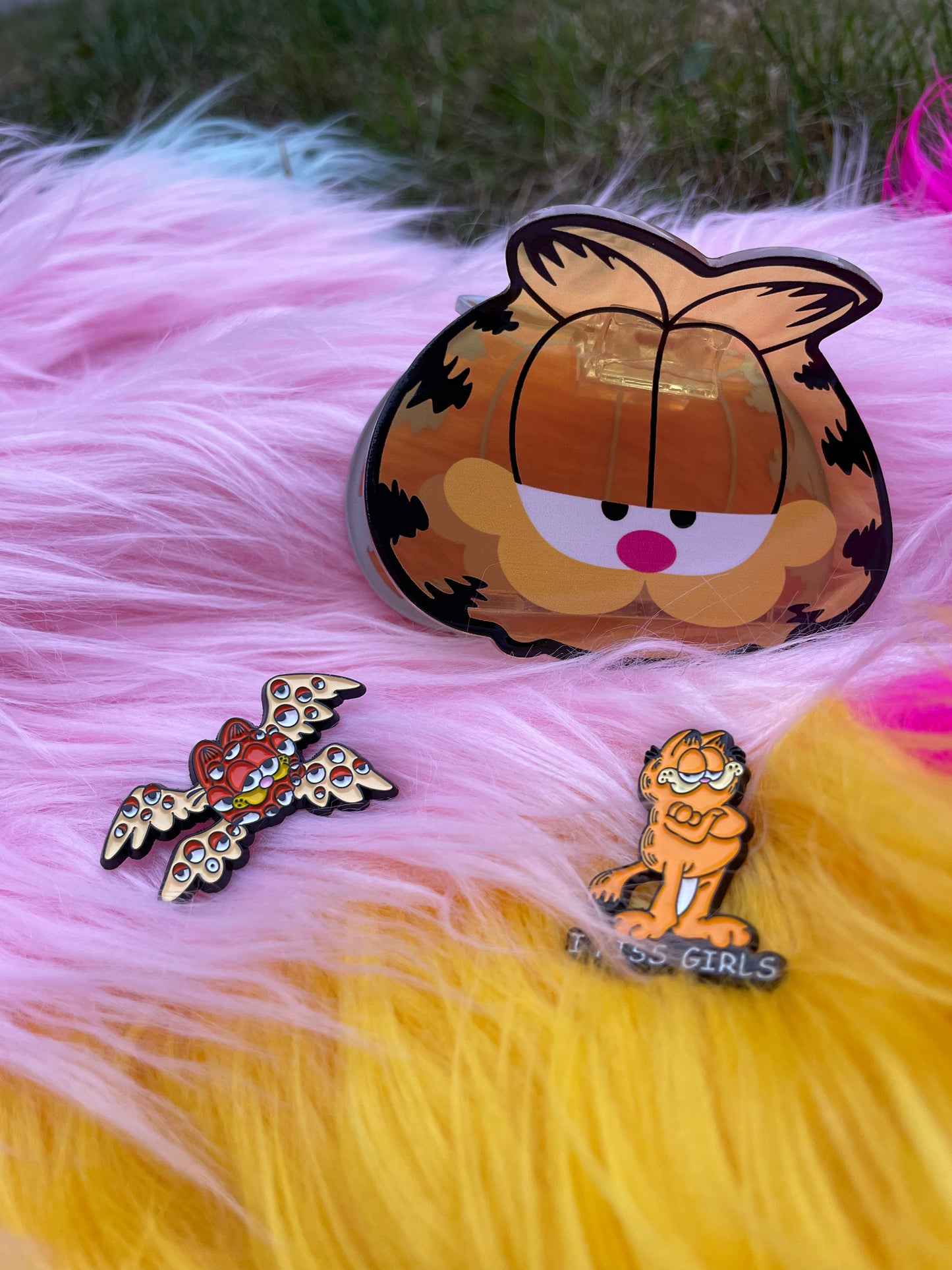 "I Kiss Girls" Gorfield Enamel Pin