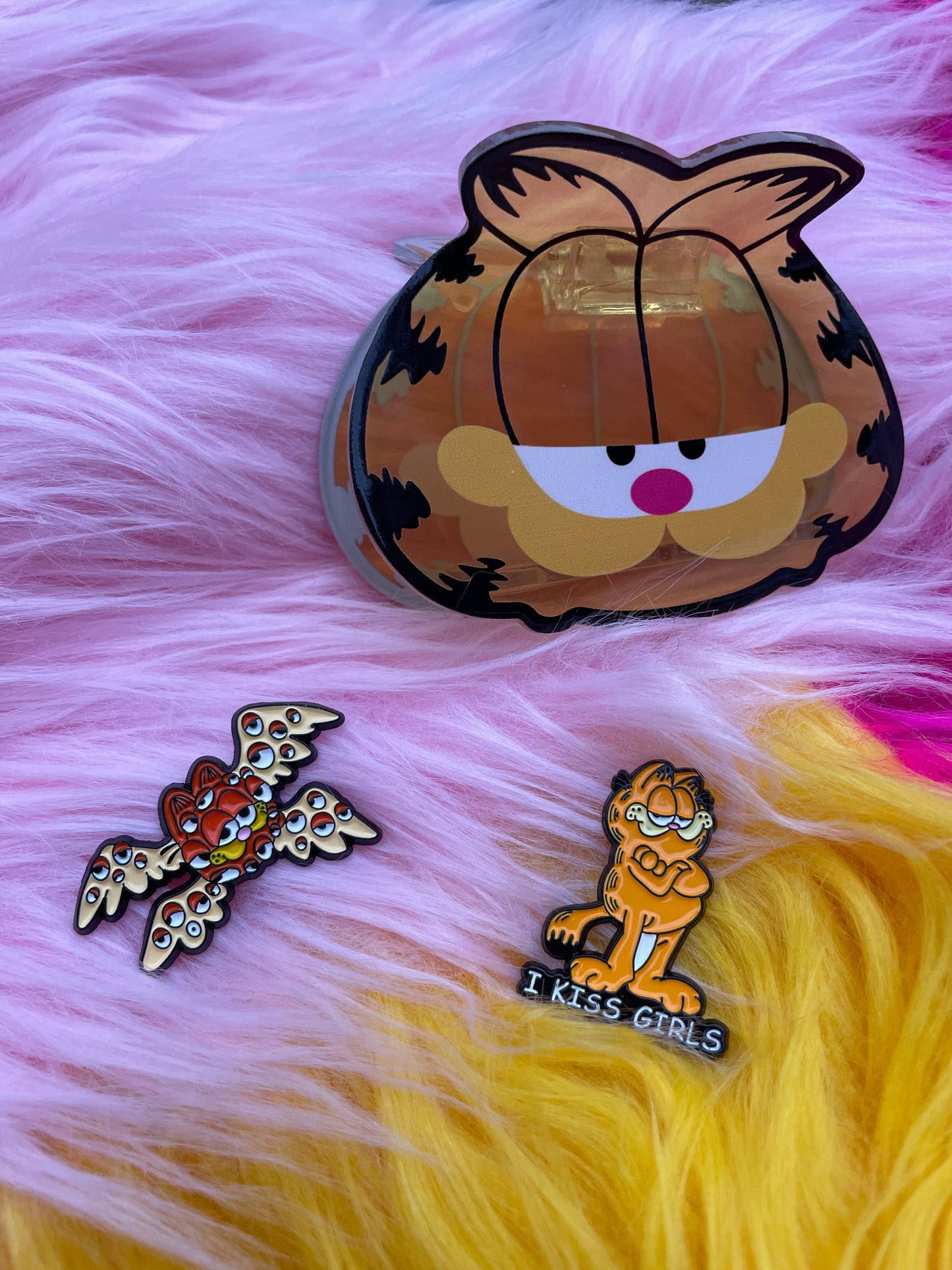 "I Kiss Girls" Gorfield Enamel Pin