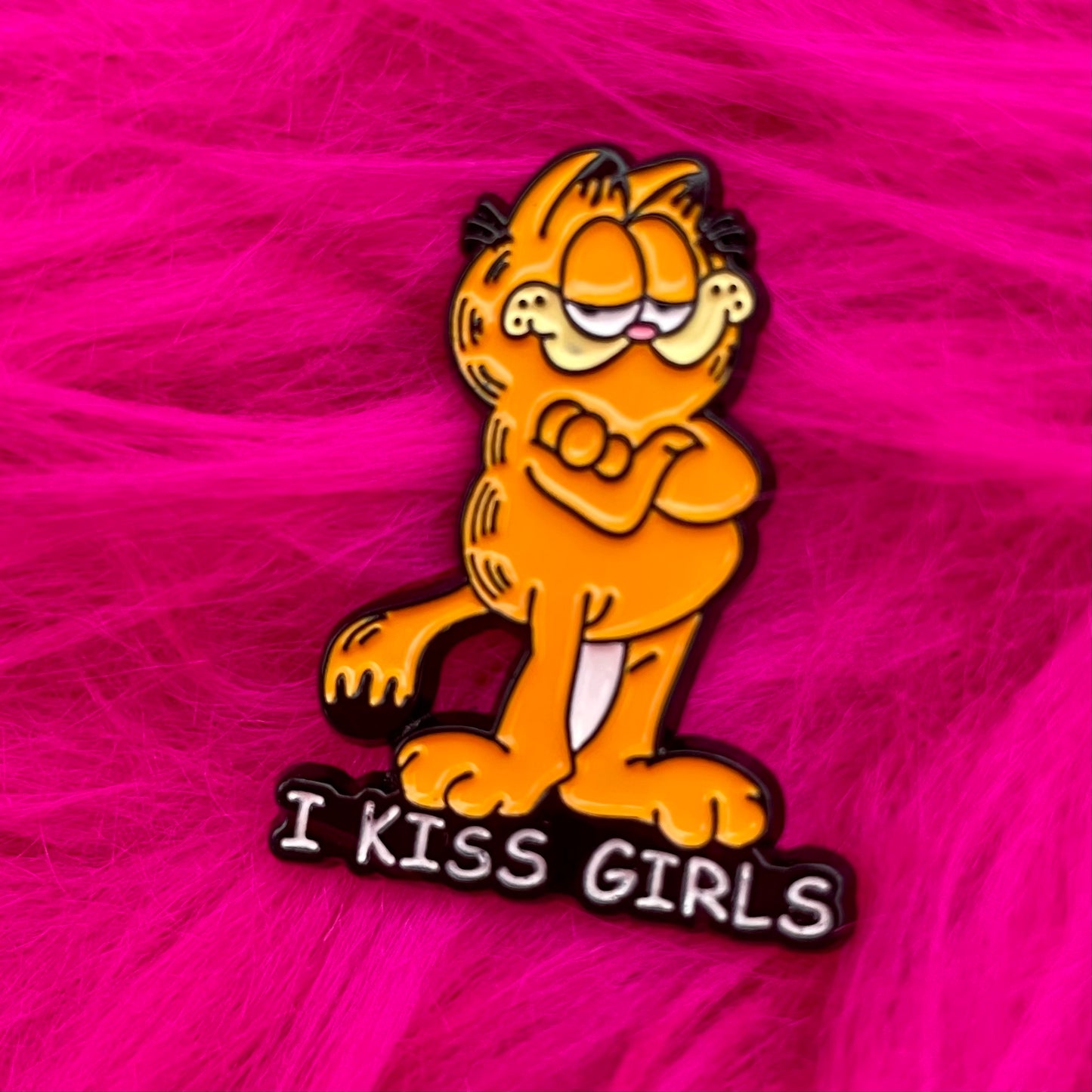 "I Kiss Girls" Gorfield Enamel Pin