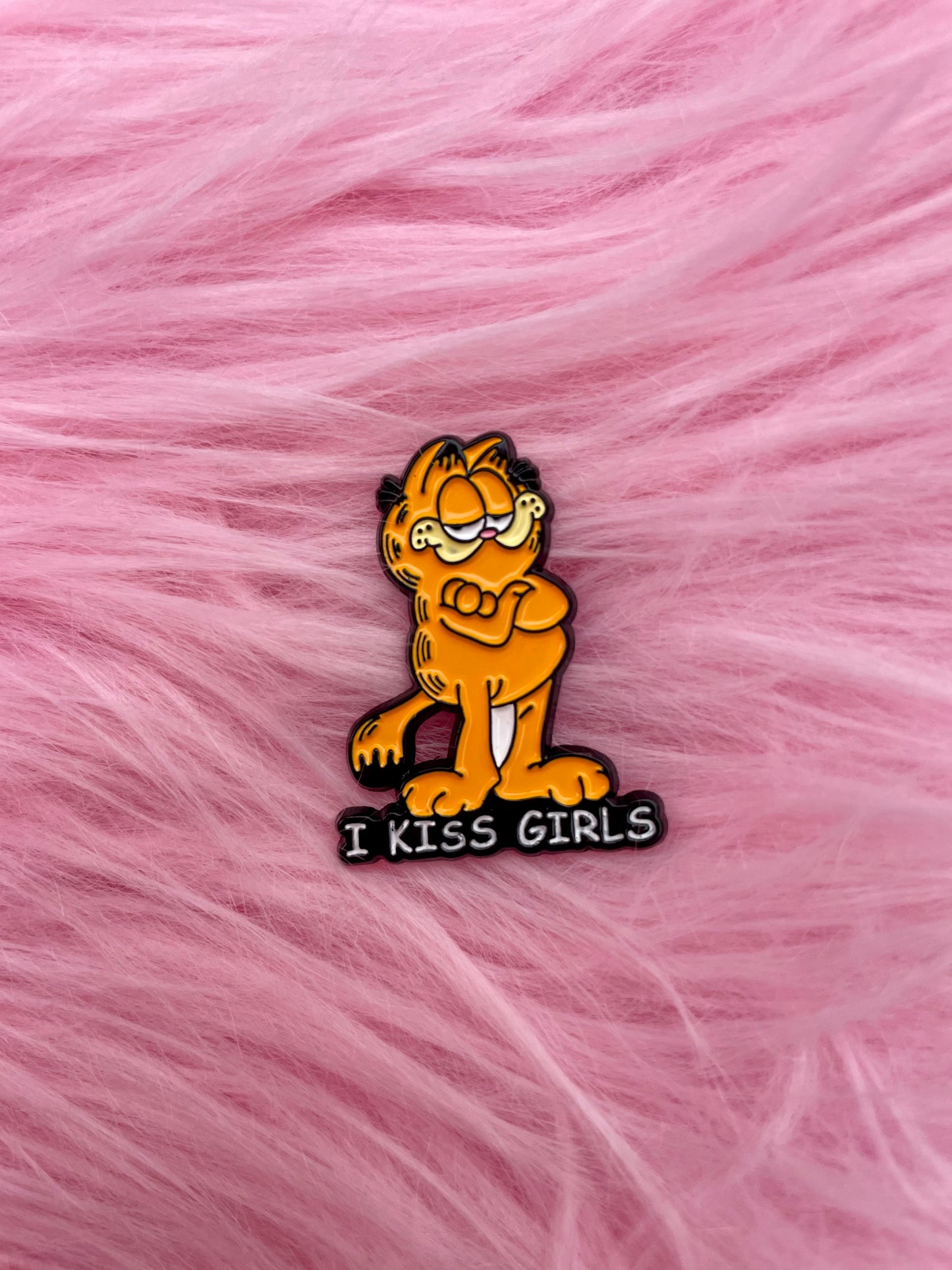 "I Kiss Girls" Gorfield Enamel Pin